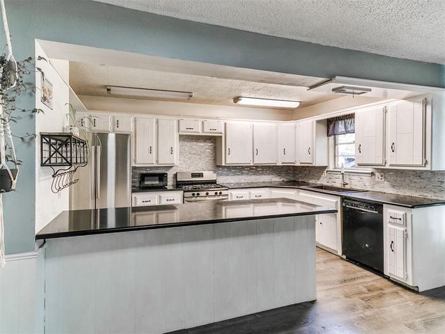 216 S Morgan Drive, Moore, OK 73160
