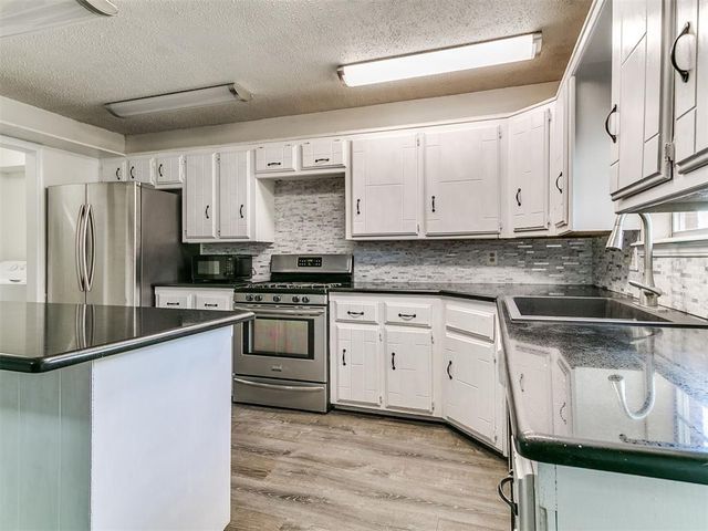 216 S Morgan Drive, Moore, OK 73160