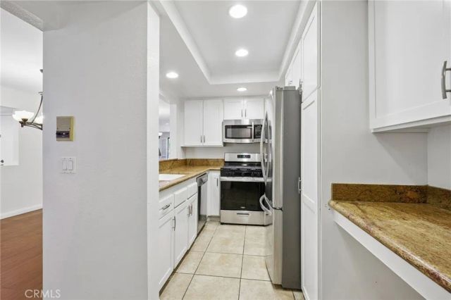 21650 Burbank Blvd. 206, Woodland Hills, CA 91367