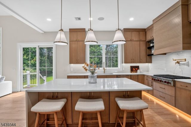 81 Ridge Dr, Livingston Twp., NJ 07039