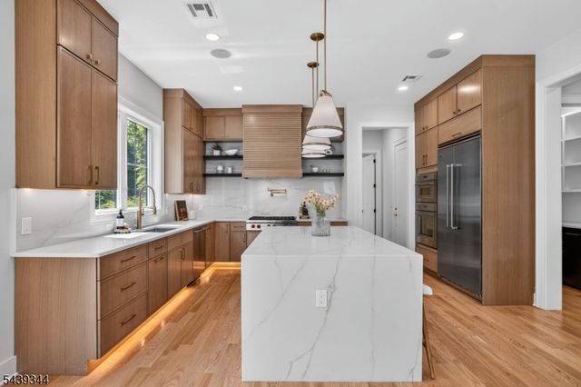 81 Ridge Dr, Livingston Twp., NJ 07039