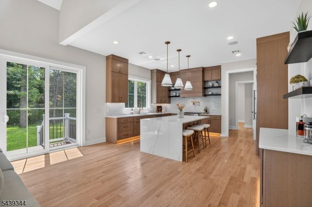 81 Ridge Dr, Livingston Twp., NJ 07039