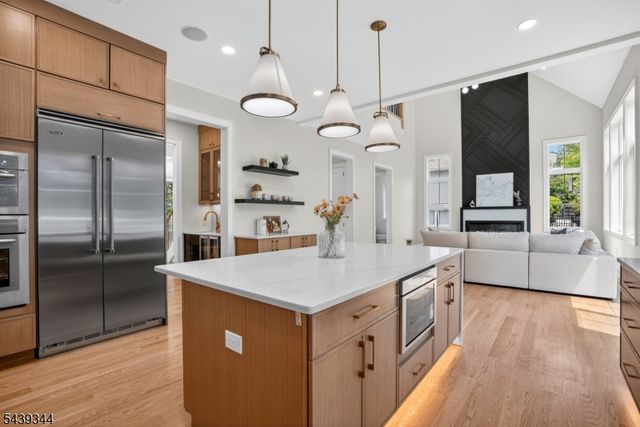 81 Ridge Dr, Livingston Twp., NJ 07039