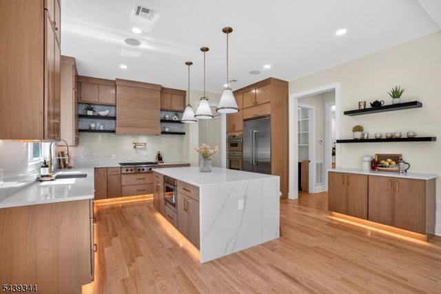81 Ridge Dr, Livingston Twp., NJ 07039