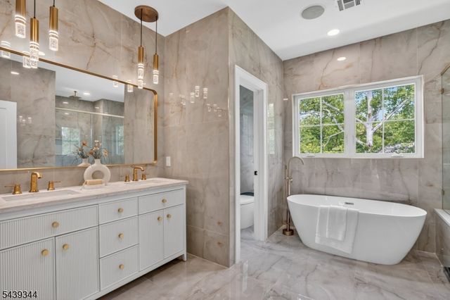 81 Ridge Dr, Livingston Twp., NJ 07039