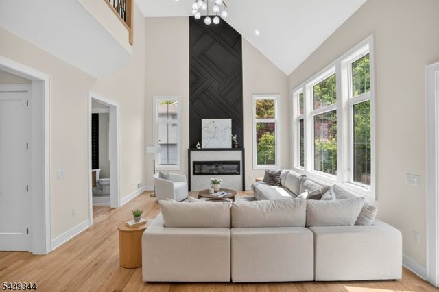 81 Ridge Dr, Livingston Twp., NJ 07039