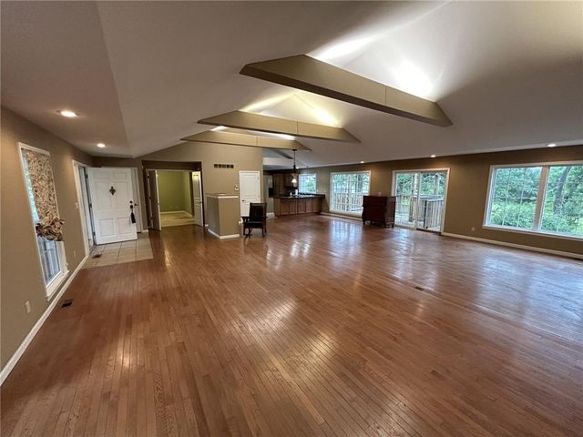 912 Briarwood Lane, Nevada, MO 64772