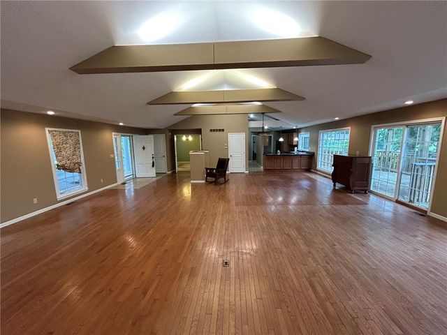 912 Briarwood Lane, Nevada, MO 64772