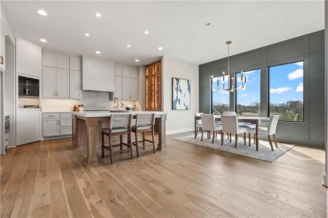 1812 NE Lashbrook Circle, Lee's Summit, MO 64086