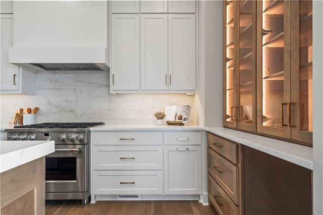 1812 NE Lashbrook Circle, Lee's Summit, MO 64086