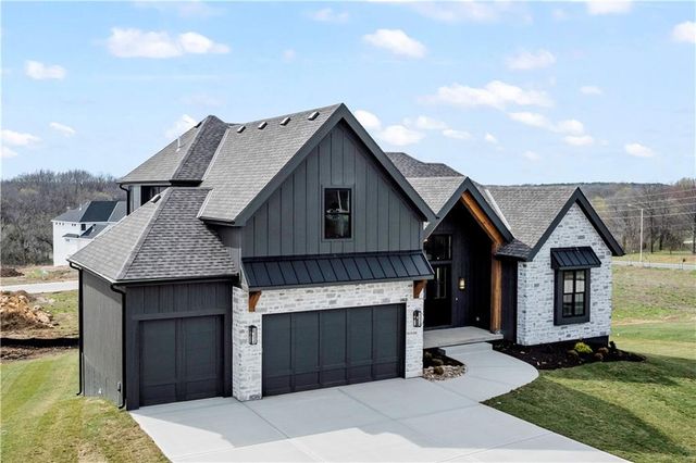 1812 NE Lashbrook Circle, Lee's Summit, MO 64086