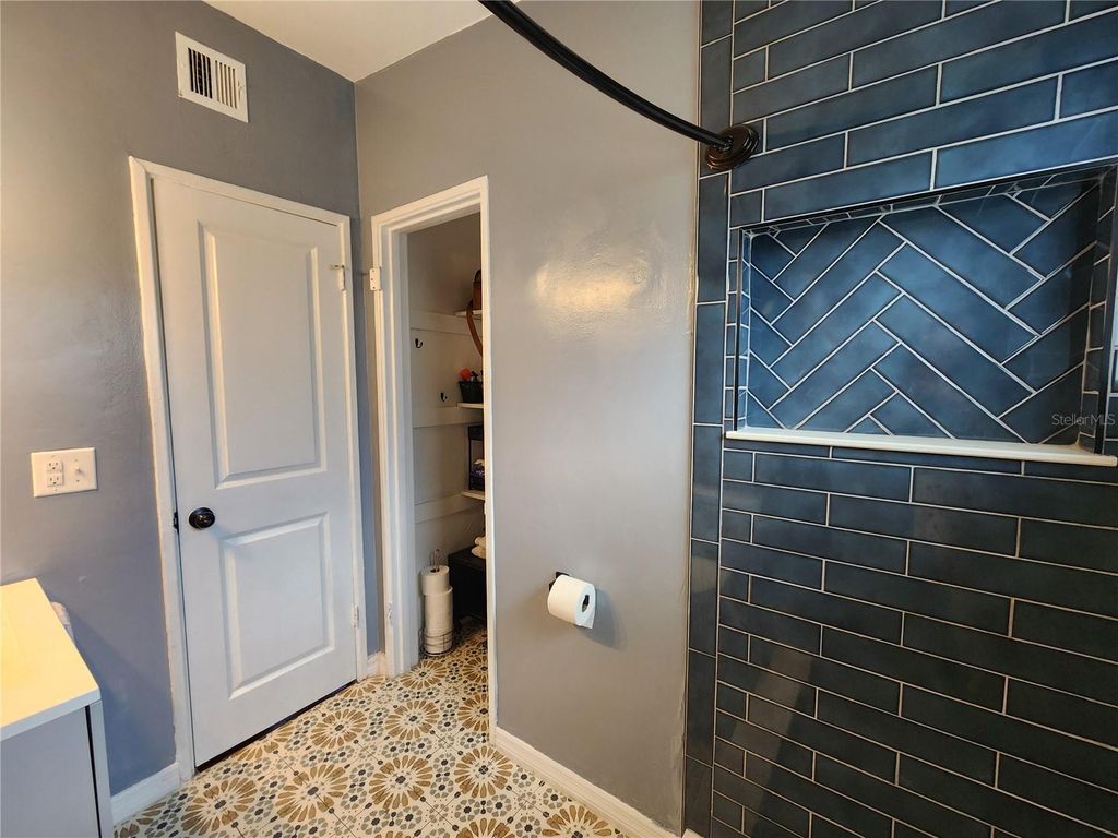 Image 18 of property listing at 3006 W CONCORD STREET, Orlando, FL 32805