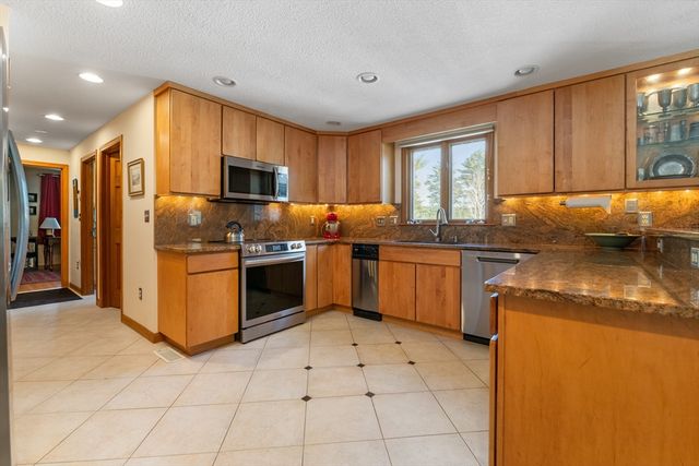 15 Martingale Road, Amherst, NH 03031