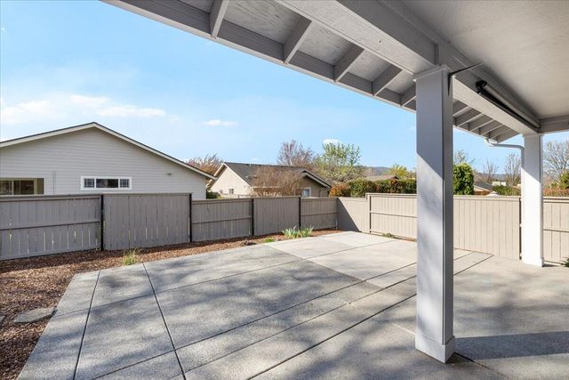 88 Mountain View Drive, Phoenix, OR 97535