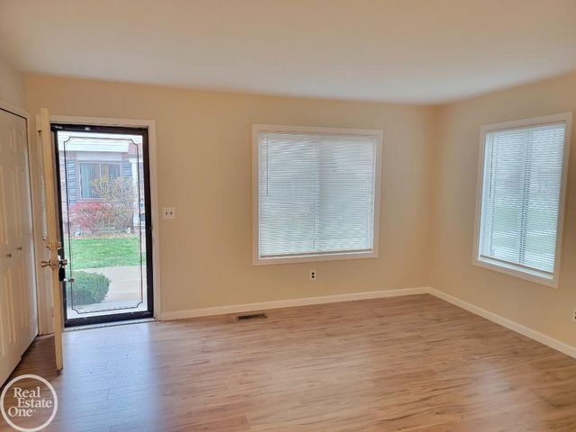 17118 Kingsbrooke Drive 77, Clinton Township, MI 48038