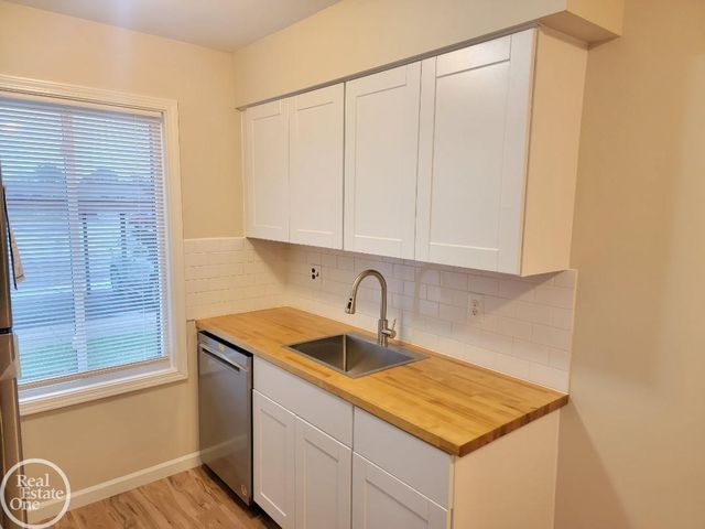 17118 Kingsbrooke Drive 77, Clinton Township, MI 48038