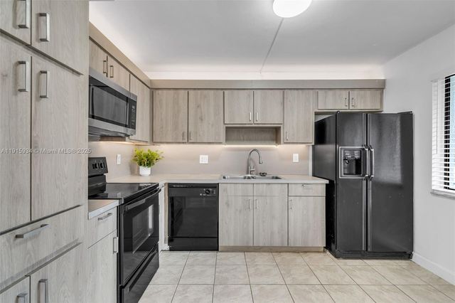 16193 Saddle Club Rd 102, Weston, FL 33326