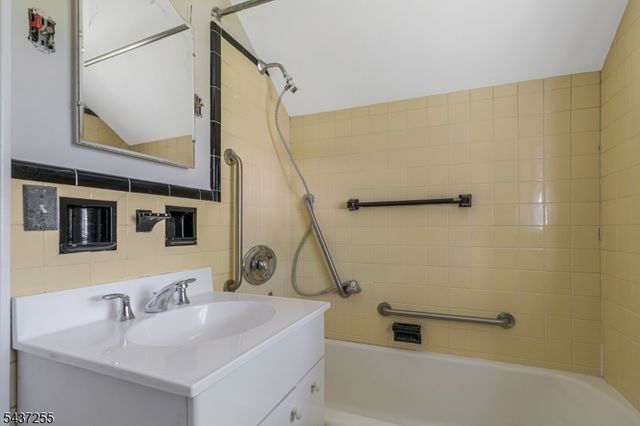 28 E Young St, Somerville Boro, NJ 08876