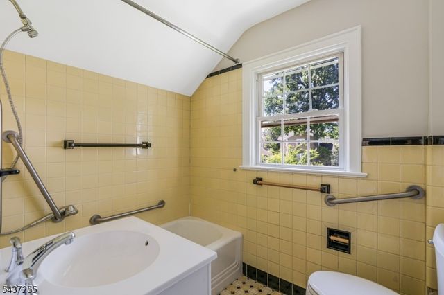 28 E Young St, Somerville Boro, NJ 08876