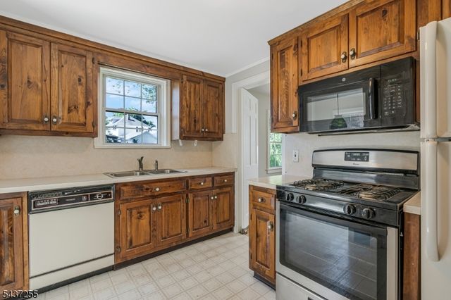 28 E Young St, Somerville Boro, NJ 08876