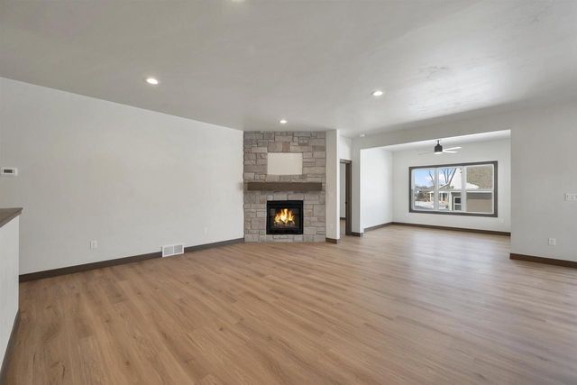 2362 WHISPERING WIND LANE, Green Bay, WI 54303