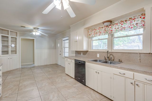 1325 W Water Street, Weatherford, TX 76086
