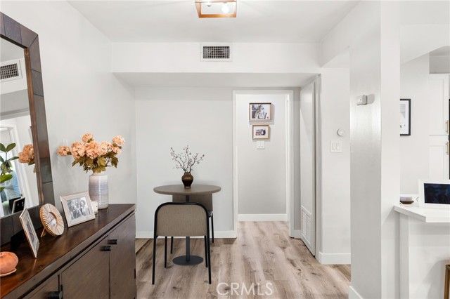 4950 Louise 304, Encino (los Angeles), CA 91316