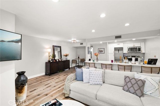 4950 Louise 304, Encino (los Angeles), CA 91316