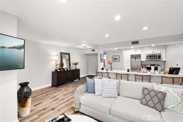 4950 Louise 304, Encino (los Angeles), CA 91316