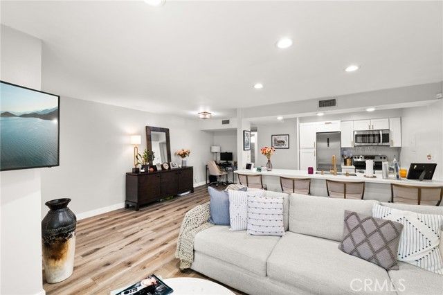 4950 Louise 304, Encino (los Angeles), CA 91316