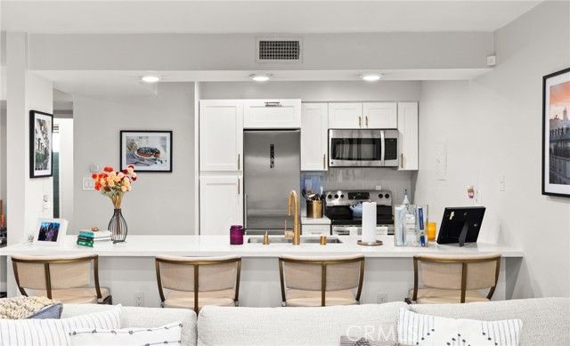 4950 Louise 304, Encino (los Angeles), CA 91316