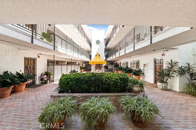 4950 Louise 304, Encino (los Angeles), CA 91316