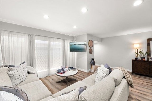 4950 Louise 304, Encino (los Angeles), CA 91316