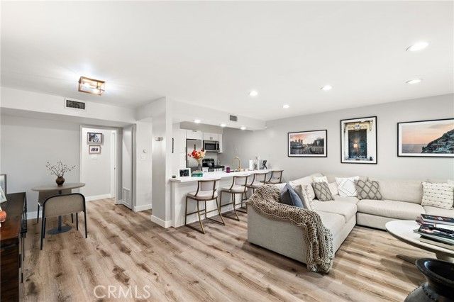 4950 Louise 304, Encino (los Angeles), CA 91316