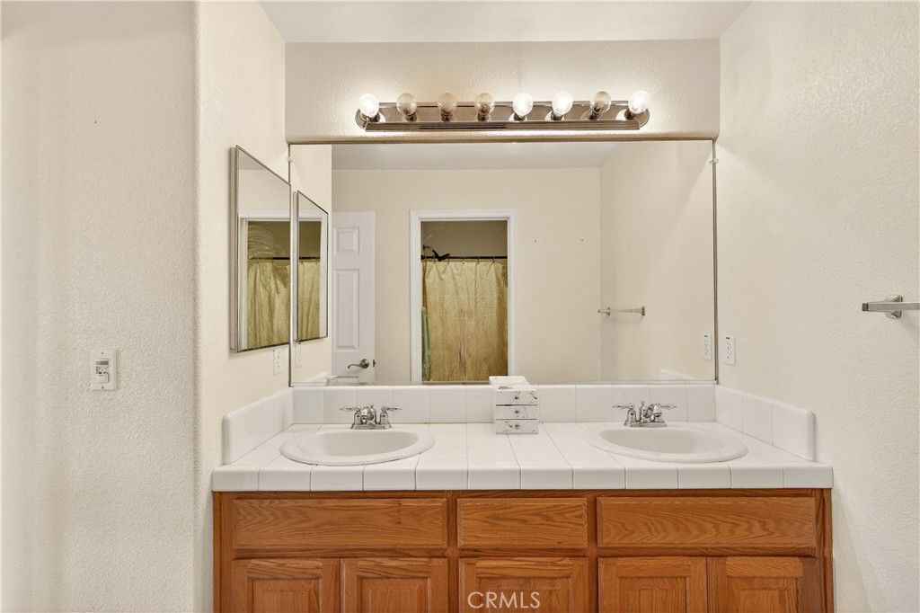 Image 35 of property listing at 11437 Mirage Drive, Chowchilla, CA 93610