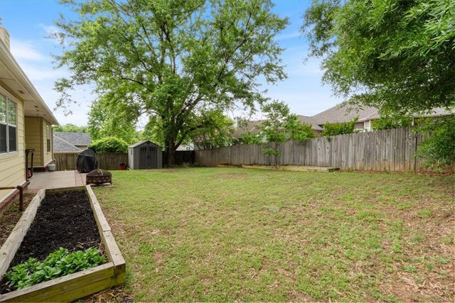 2793 N Raintree Drive, Fayetteville, AR 72703