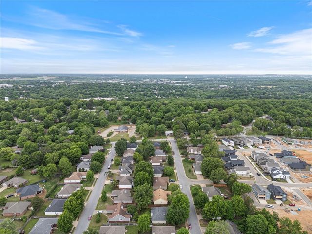 2793 N Raintree Drive, Fayetteville, AR 72703