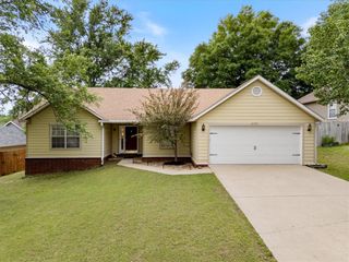 2793 N Raintree Drive, Fayetteville, AR 72703