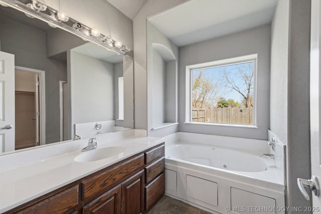 21195 E 39th Street S, Broken Arrow, OK 74014