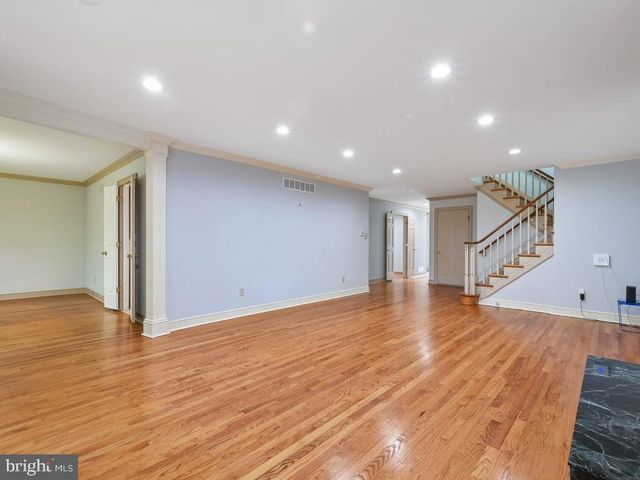 142 FOXWOOD DR, Moorestown, NJ 08057