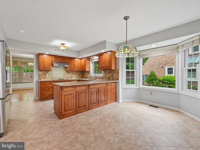 142 FOXWOOD DR, Moorestown, NJ 08057