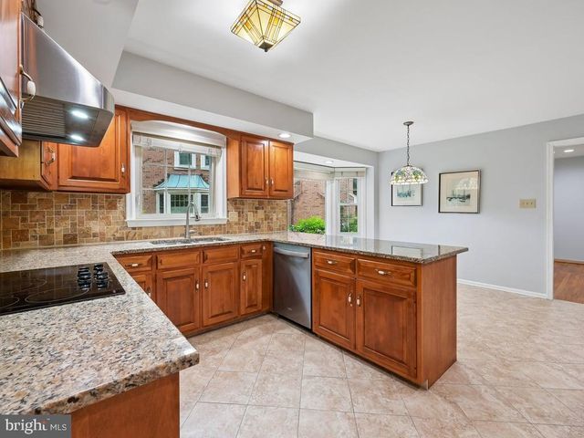 142 FOXWOOD DR, Moorestown, NJ 08057