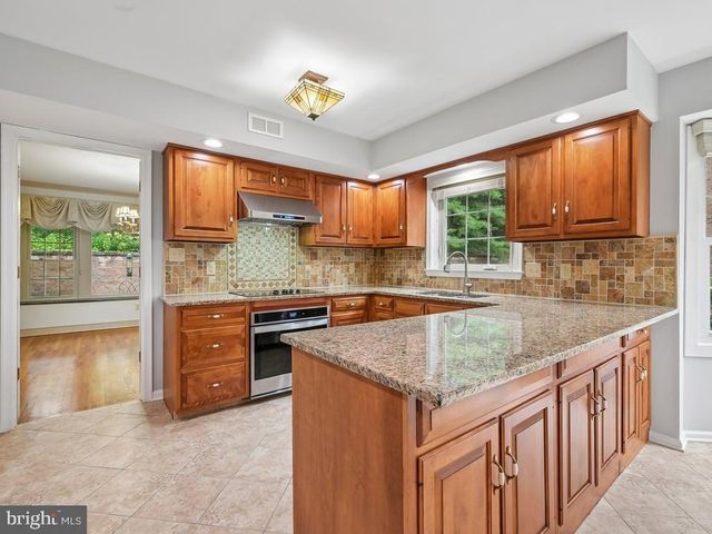142 FOXWOOD DR, Moorestown, NJ 08057