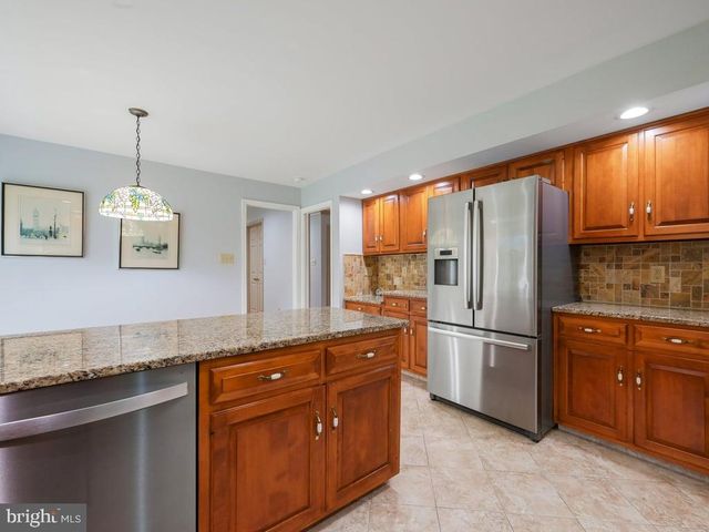 142 FOXWOOD DR, Moorestown, NJ 08057