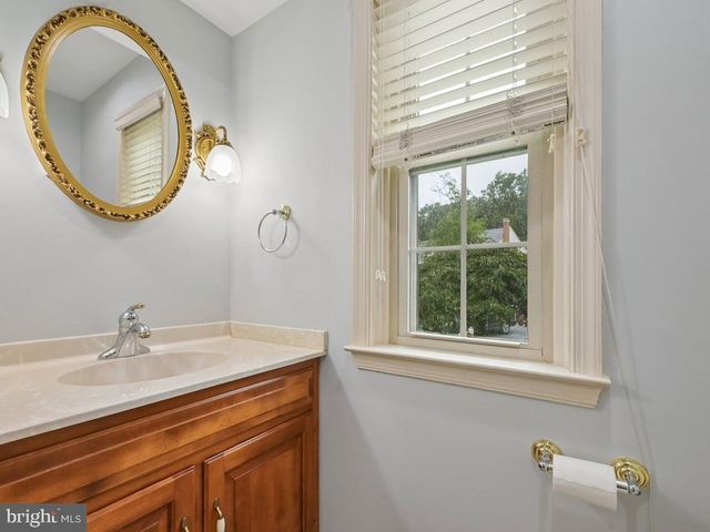 142 FOXWOOD DR, Moorestown, NJ 08057