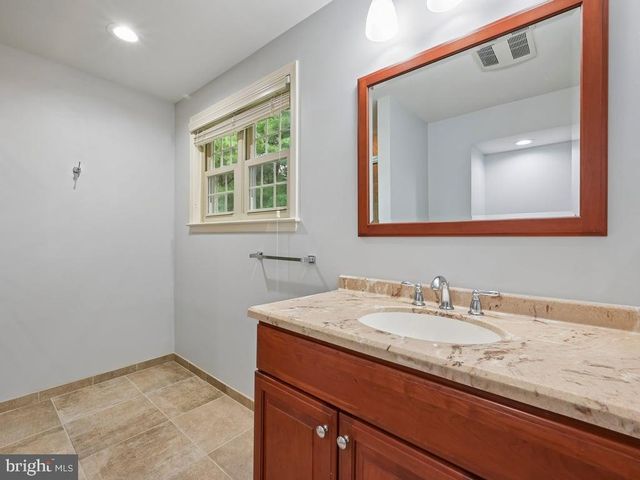142 FOXWOOD DR, Moorestown, NJ 08057
