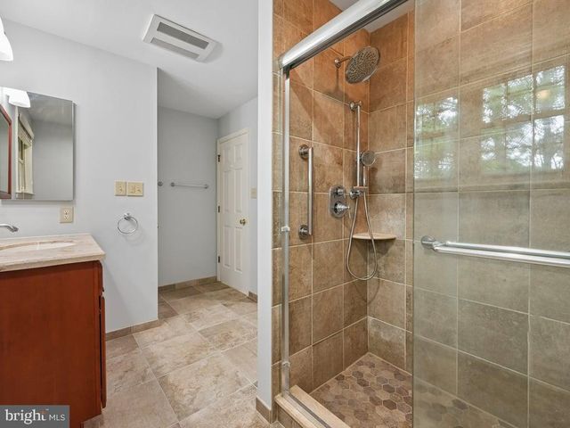 142 FOXWOOD DR, Moorestown, NJ 08057