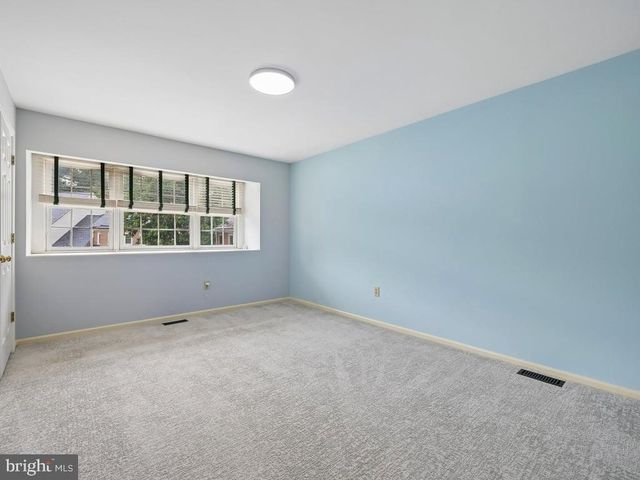 142 FOXWOOD DR, Moorestown, NJ 08057