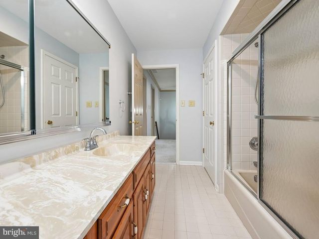 142 FOXWOOD DR, Moorestown, NJ 08057