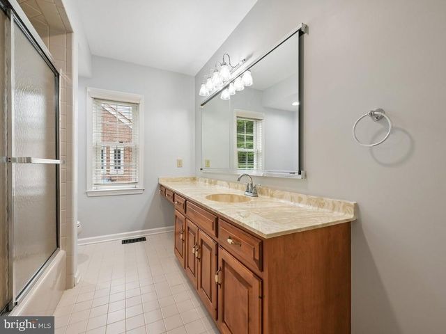 142 FOXWOOD DR, Moorestown, NJ 08057